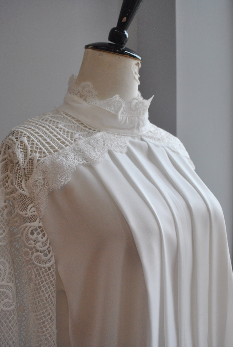 WHITE BLOUSE WITH LACE