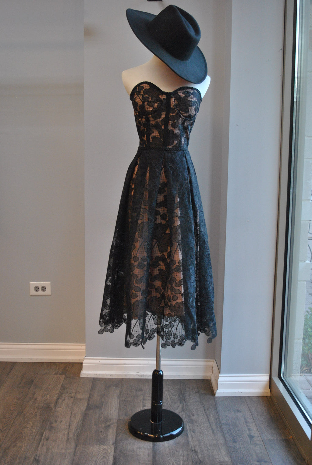 BLACK LACE FIT AND FLAIR COCKTAIL MIDI DRESS