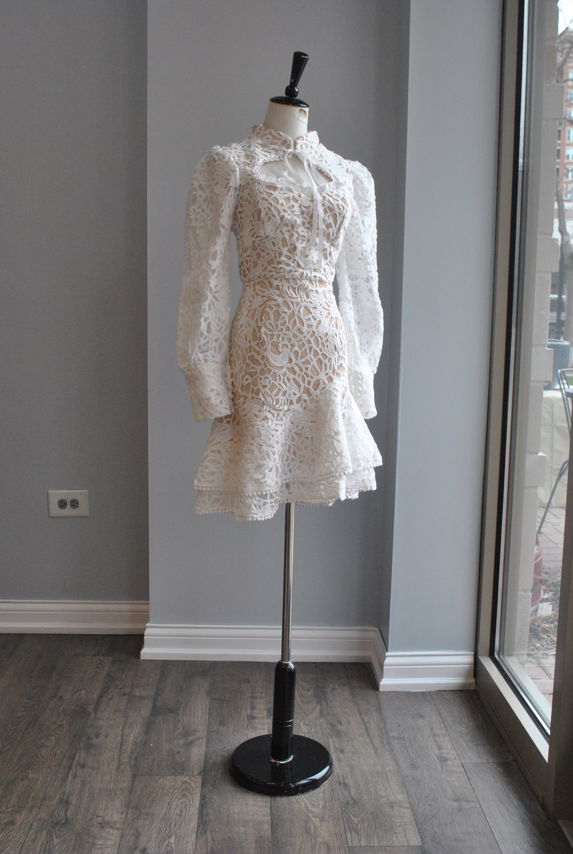 WHITE LACE MINI DRESS WITH RUFFLE AND TIE NECK – Le Obsession Boutique