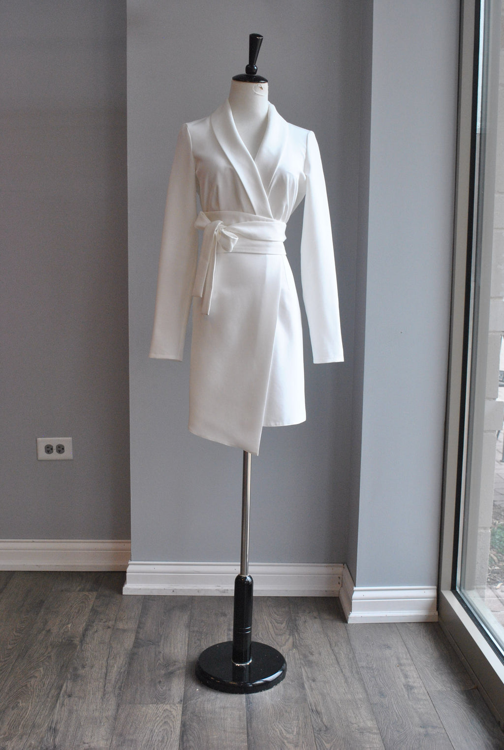 WHITE JACKET DRESS WITH A BELT