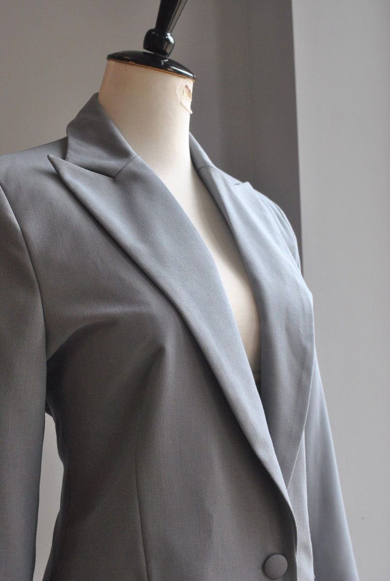 GREY SUIT WITH CROPPED PANTS AND OVERSIZED BLAZER