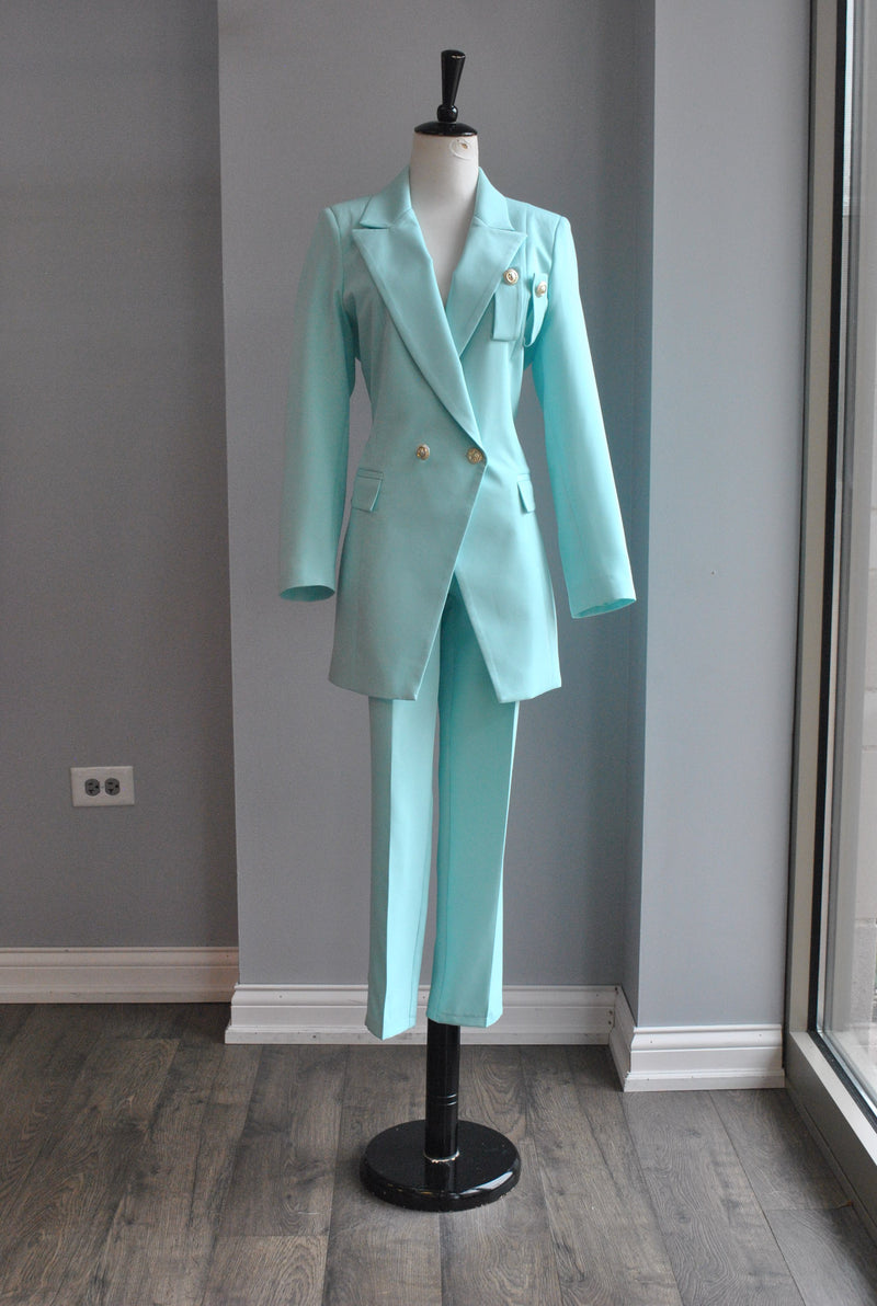MINT SUIT OF CROPPED PANTS AND LONGER OVERSIZED BLAZER