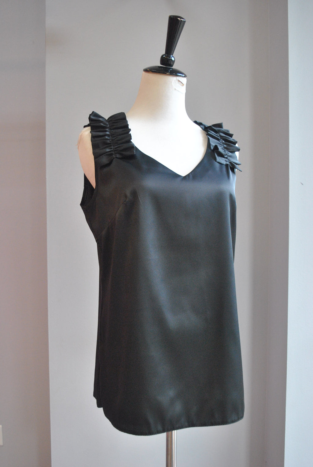 BLACK SILKY SUMMER TOP