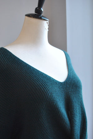 HUNTER GREEN CROPPED SWATER WITH A TWIST