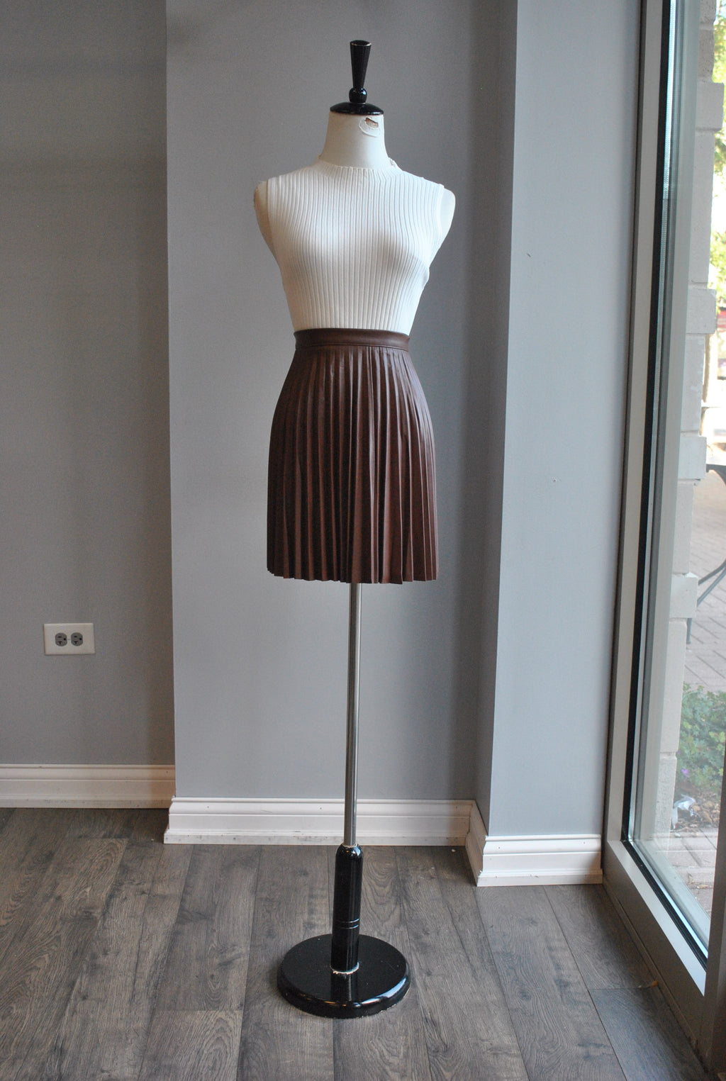 CHOCOLATE BROWN FAUX LEATHER PLEATED MINI SKIRT