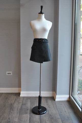 BLACK FAUX LEATHER PLEATED SKIRT