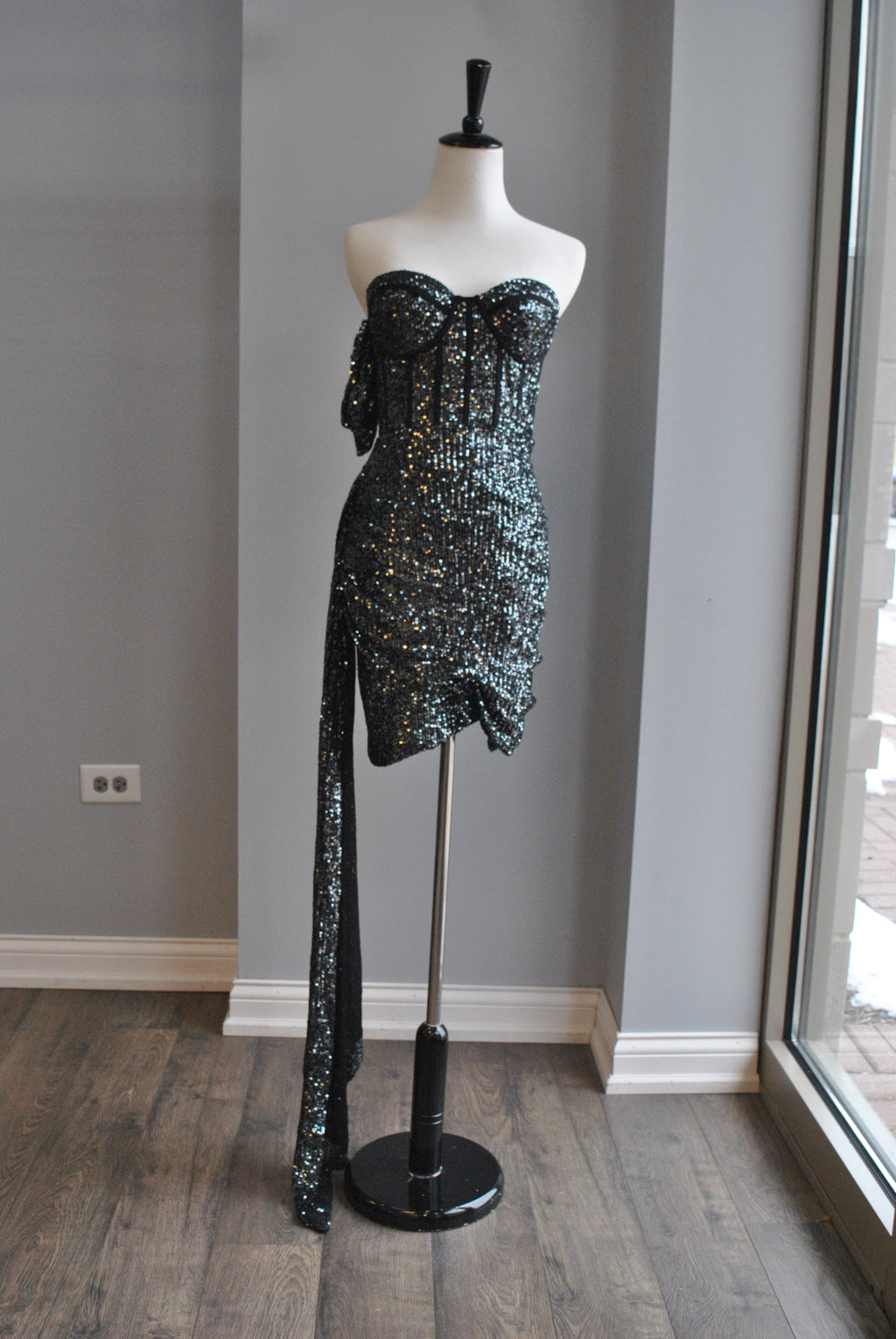 BLACK SEQUINS MINI PARTY DRESS