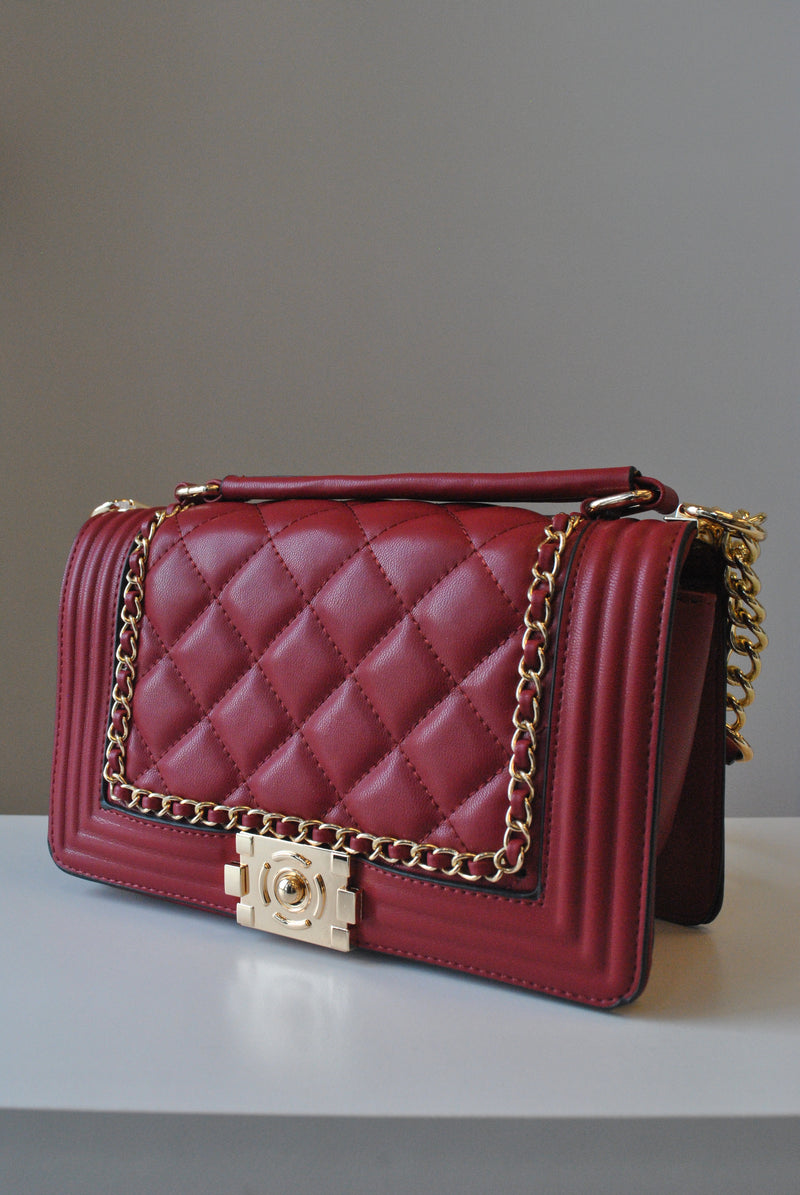 DEEP RED COLOR GUILTED CROSSBODY BAG WITH GOLD CHAIN – Le