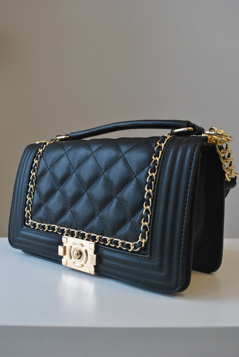 BLACK SHOULDER BAG WITH GOLD CHAIN