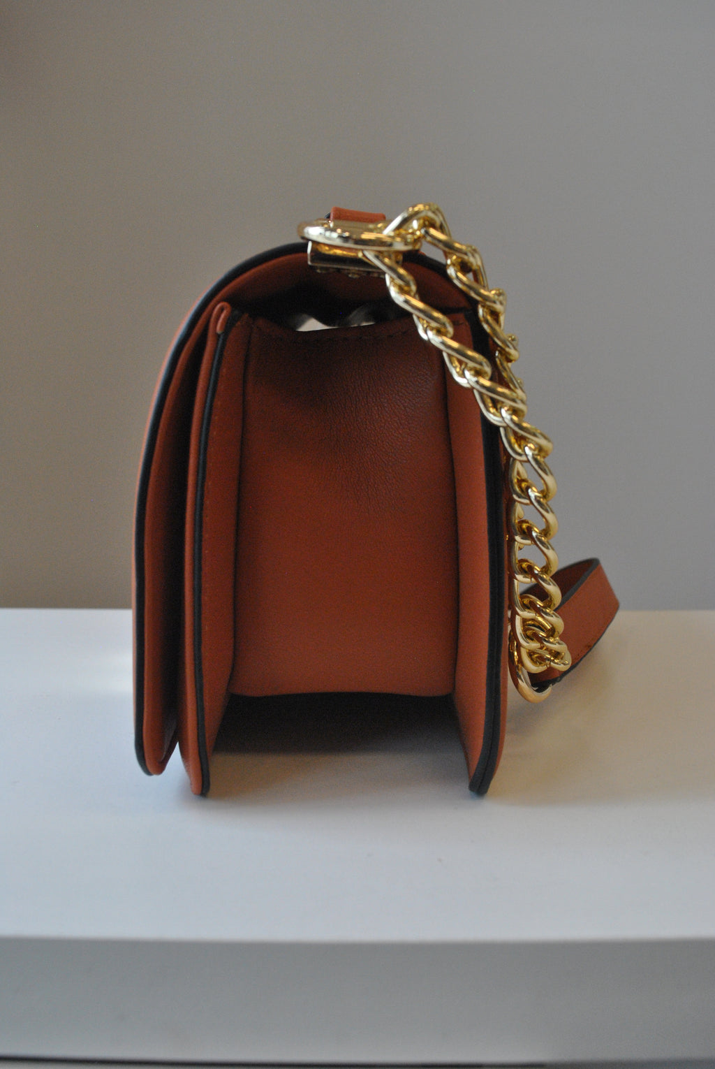 CARAMEL GUILTED MEDIUM CROSSBODY BAG WITH GOLD CHAIN