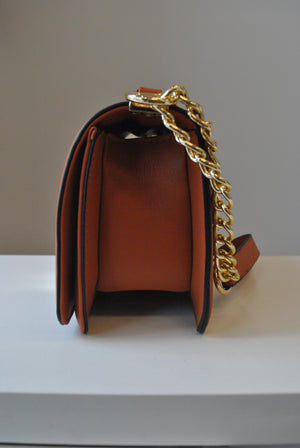 CARAMEL GUILTED MEDIUM CROSSBODY BAG WITH GOLD CHAIN