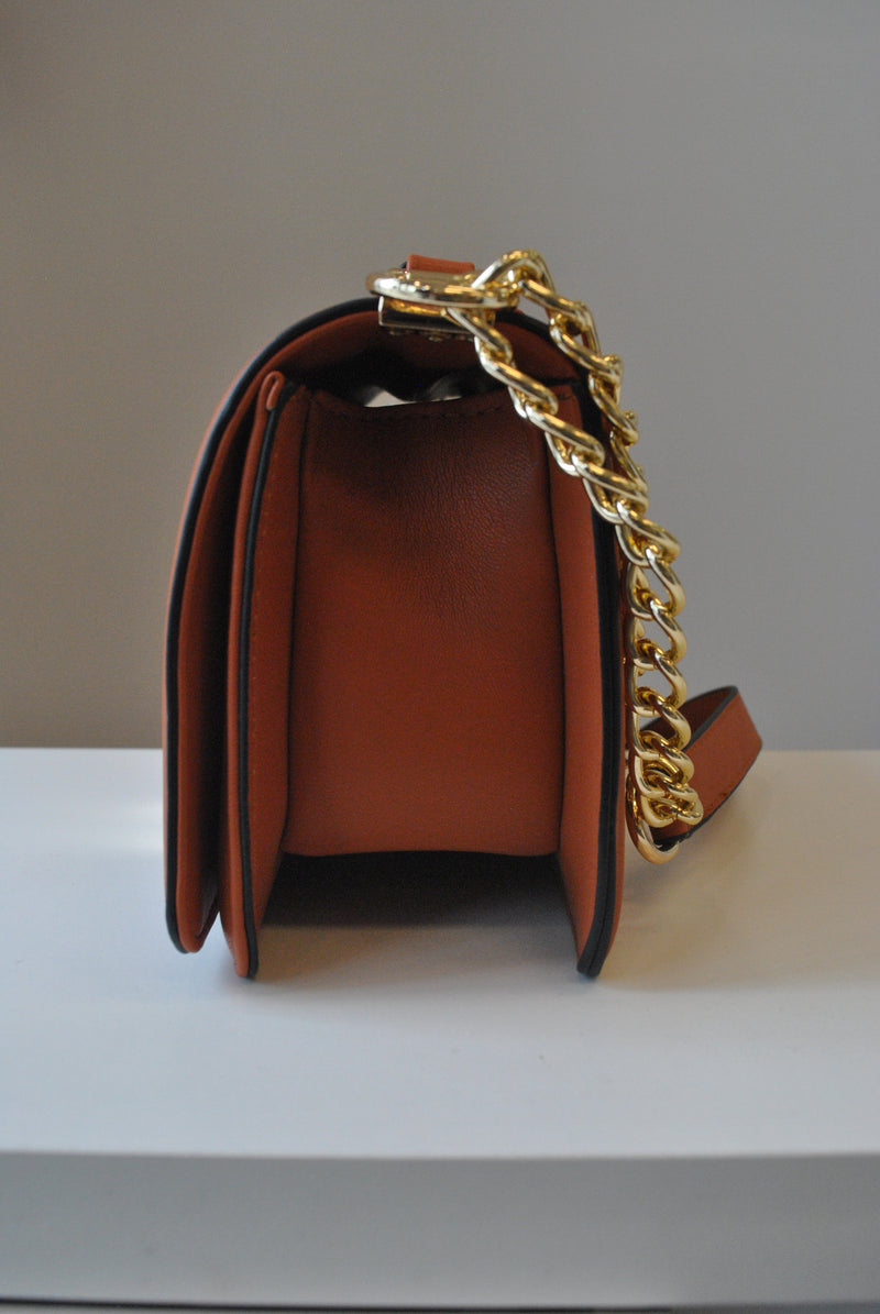 CARAMEL GUILTED MEDIUM CROSSBODY BAG WITH GOLD CHAIN