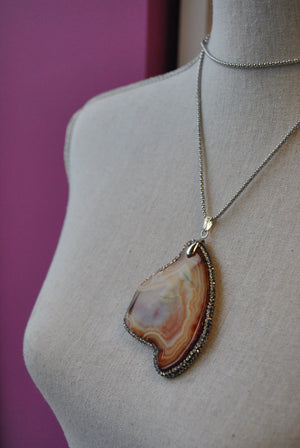 CARAMEL AGATE FREEFORM WITH SWAROVSKI CRYSTALS LONG CHAIN PENDANT