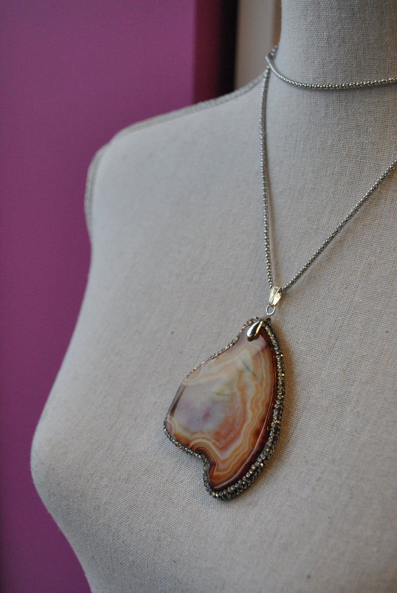 CARAMEL AGATE FREEFORM WITH SWAROVSKI CRYSTALS LONG CHAIN PENDANT