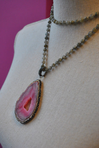 MOSS WHITE AND BLACK AGATE WITH RHINESTONES PENDANT ON GUNMETAL FINISH CHAIN