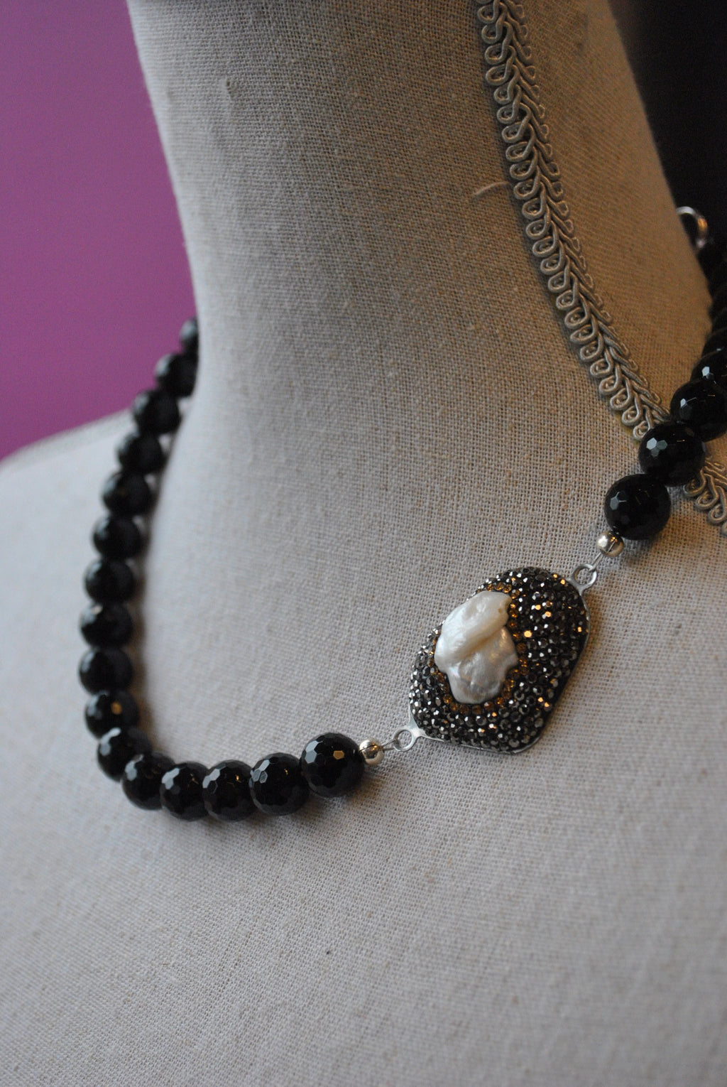 BLACK ONYX AND MOTHER OF PEARLS ASYMMETRIC NECKLACE