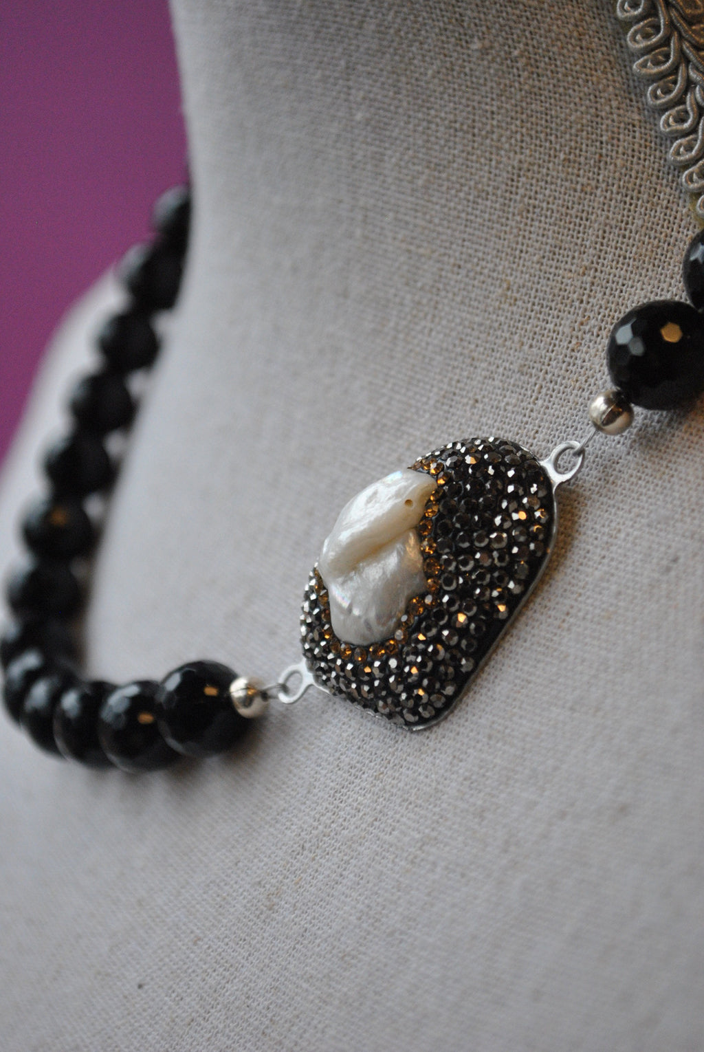 BLACK ONYX AND MOTHER OF PEARLS ASYMMETRIC NECKLACE