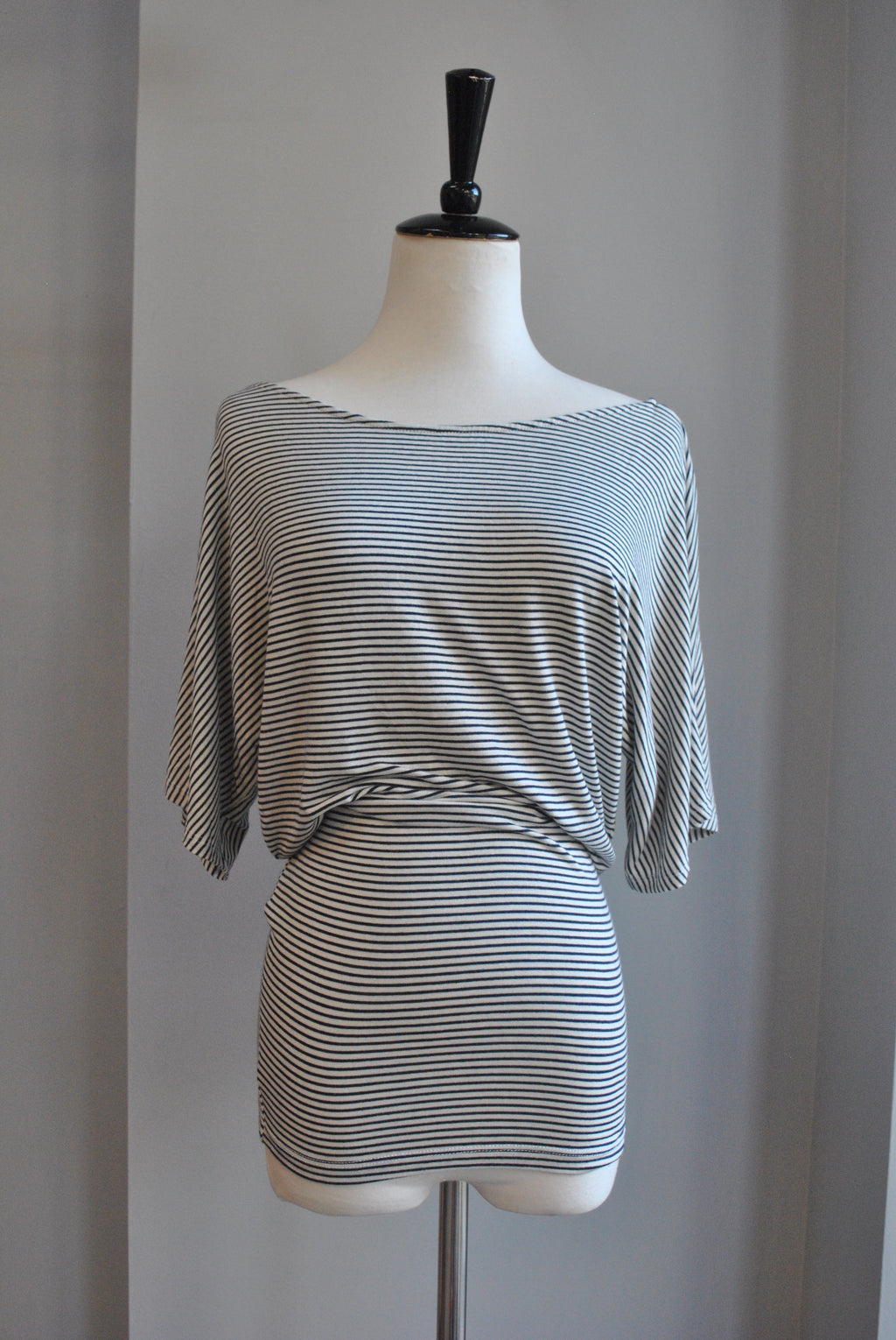 WHITE AND BLUE STRAPS FIT AND LOOSE TOP