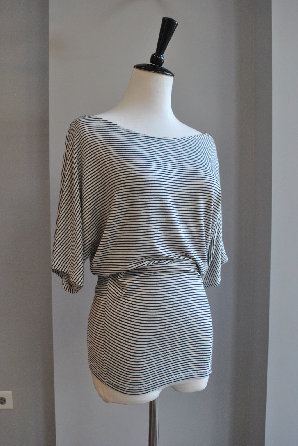 WHITE AND BLUE STRAPS FIT AND LOOSE TOP