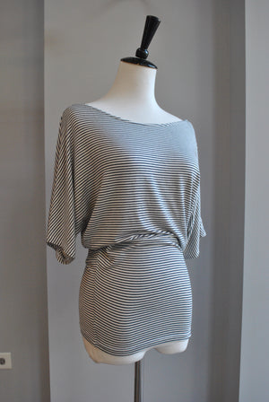 WHITE AND BLUE STRAPS FIT AND LOOSE TOP