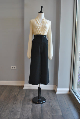 BLACK FAUX LEATHER PLEATED SKIRT