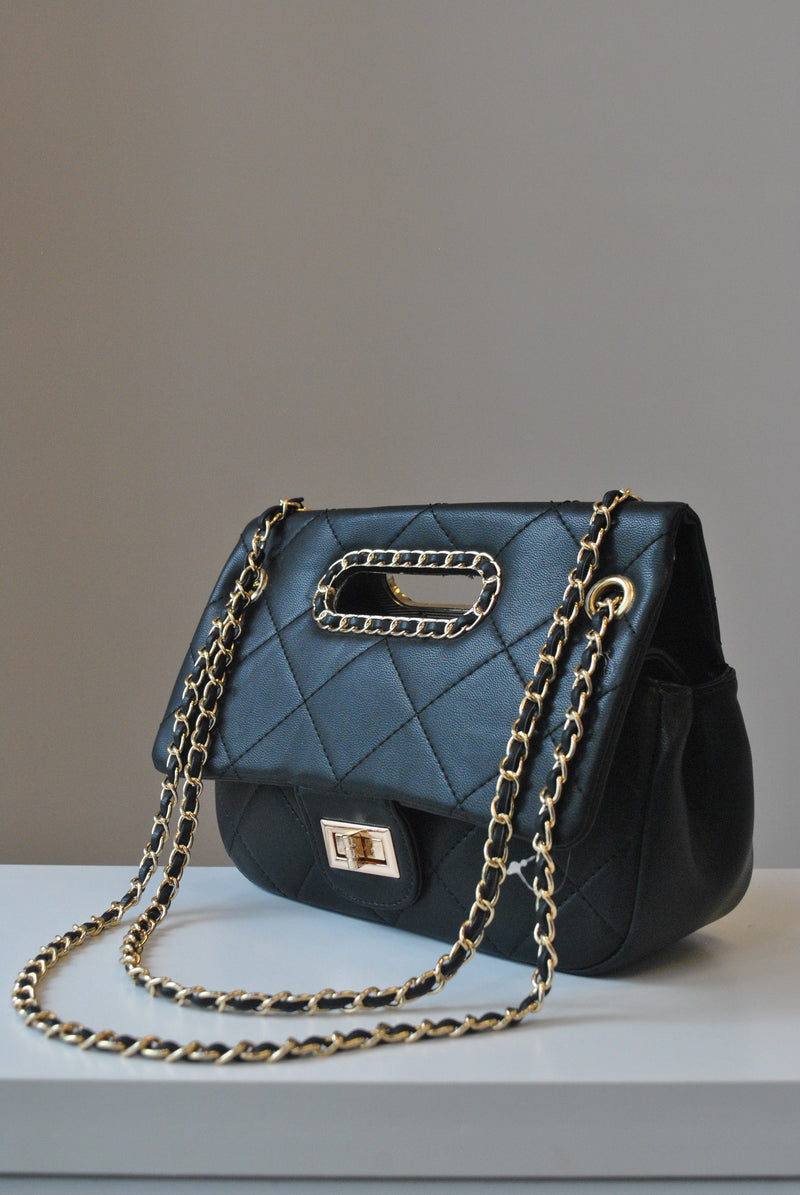 BLACK GUILTED HANDBAG WITH CUTOFF  HANDLE AND GOLD CHAIN