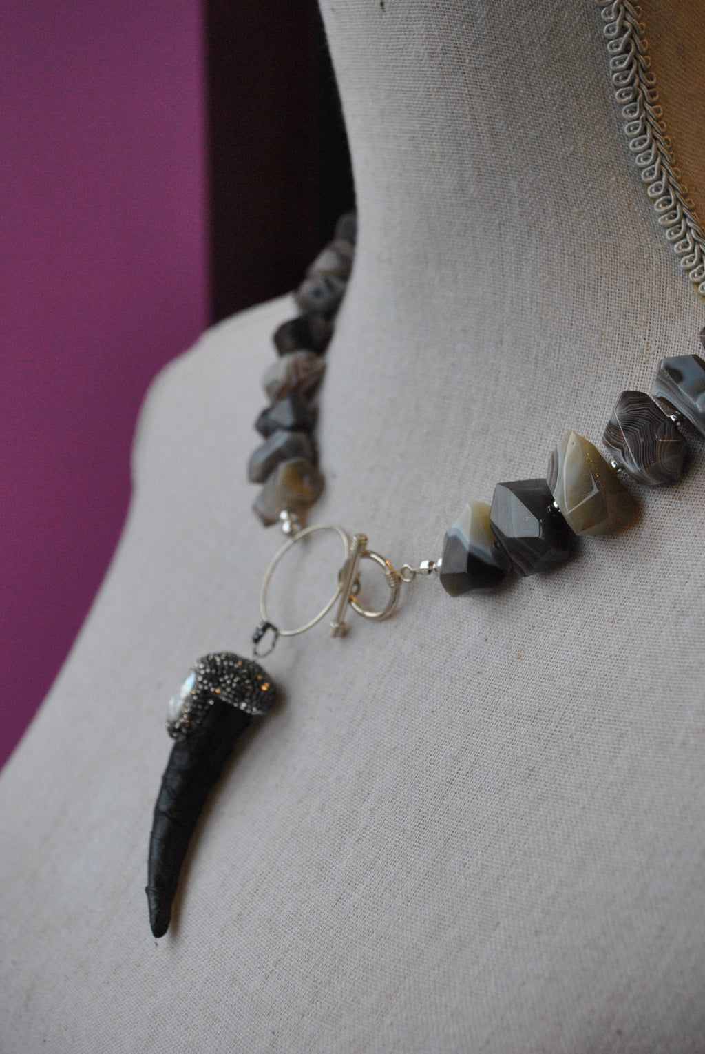 PERSIAN AGATE WITH LEATHER AND PEARLS PENDANT STATEMENT NECKLACE