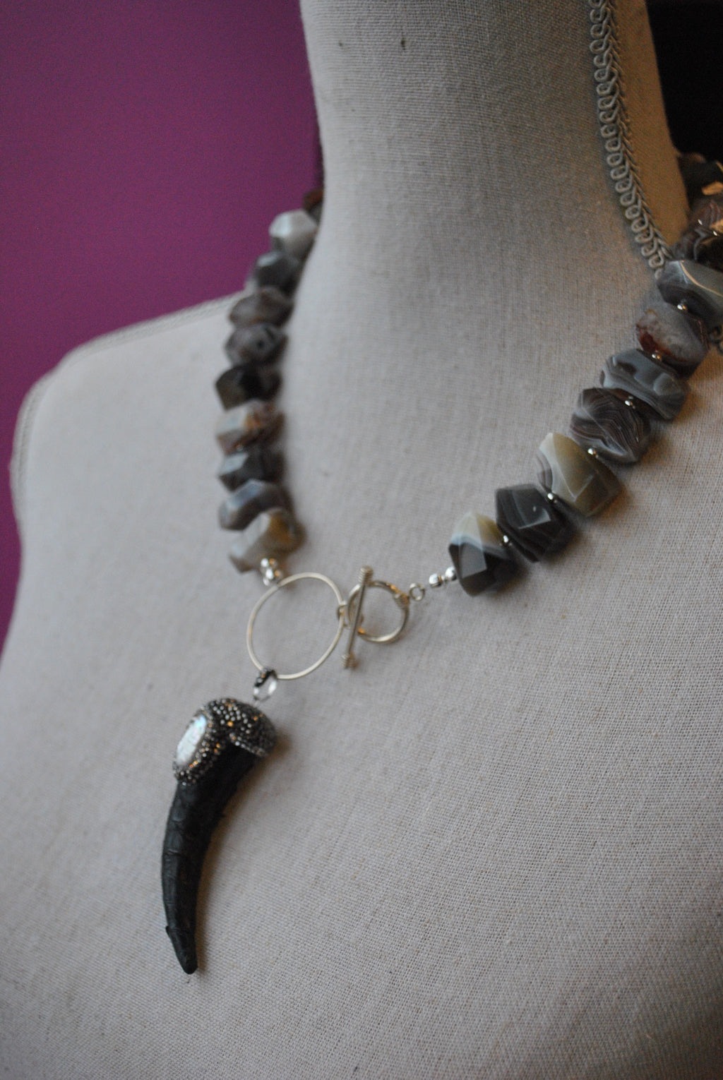 PERSIAN AGATE WITH LEATHER AND PEARLS PENDANT STATEMENT NECKLACE