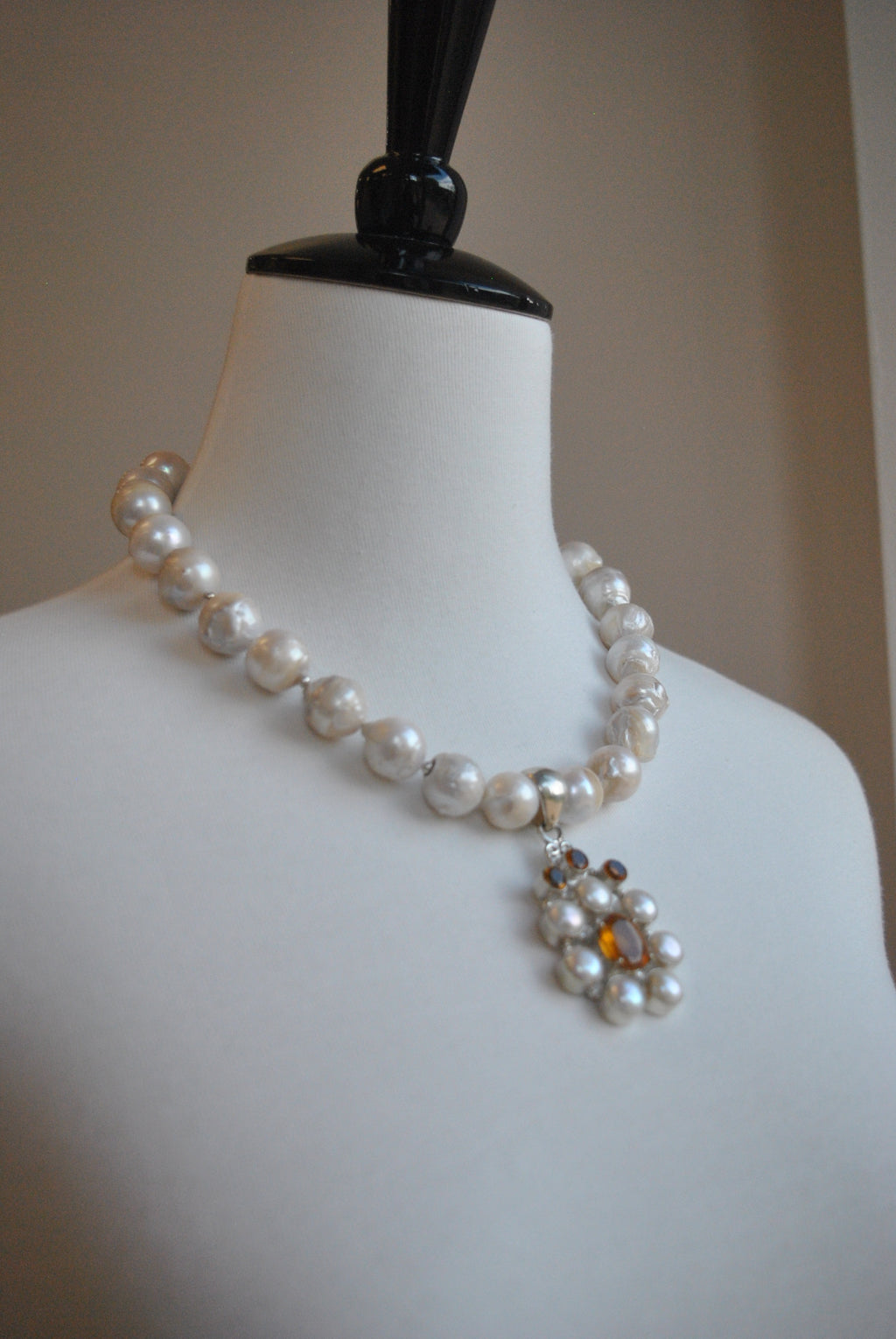 WHITE JUMBO FRESHWATER PEARLS AND CITRINE PENDANT SIMPLE STATEMENT NECKLACE