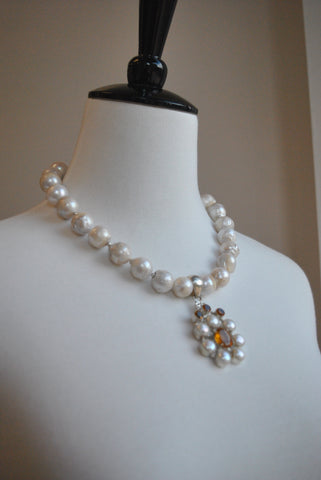 MOSS WHITE AND BLACK AGATE WITH RHINESTONES PENDANT ON GUNMETAL FINISH CHAIN