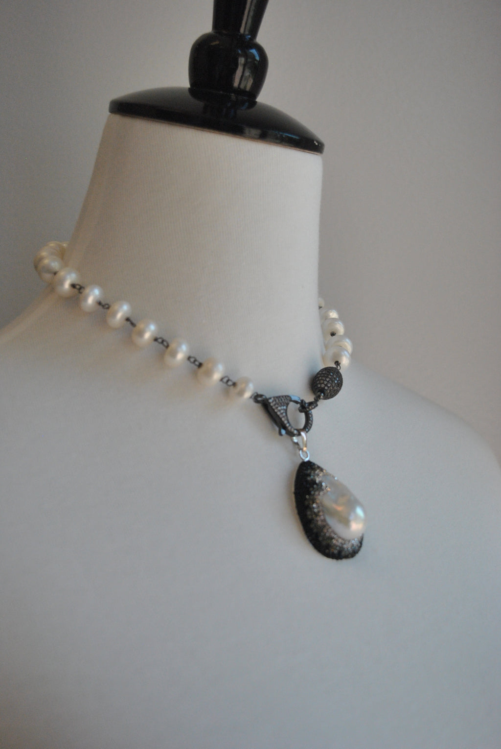 WHITE FRESHWATER PEARLS NECKLACE OR WRAP BRACELET