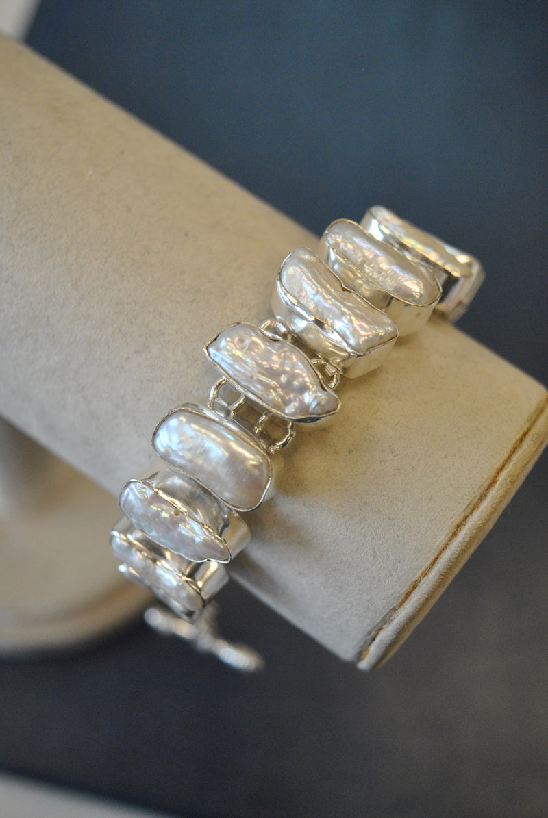 SILVER COLLECTION - MOTHER OF PEARLS STATEMENT BRACELET