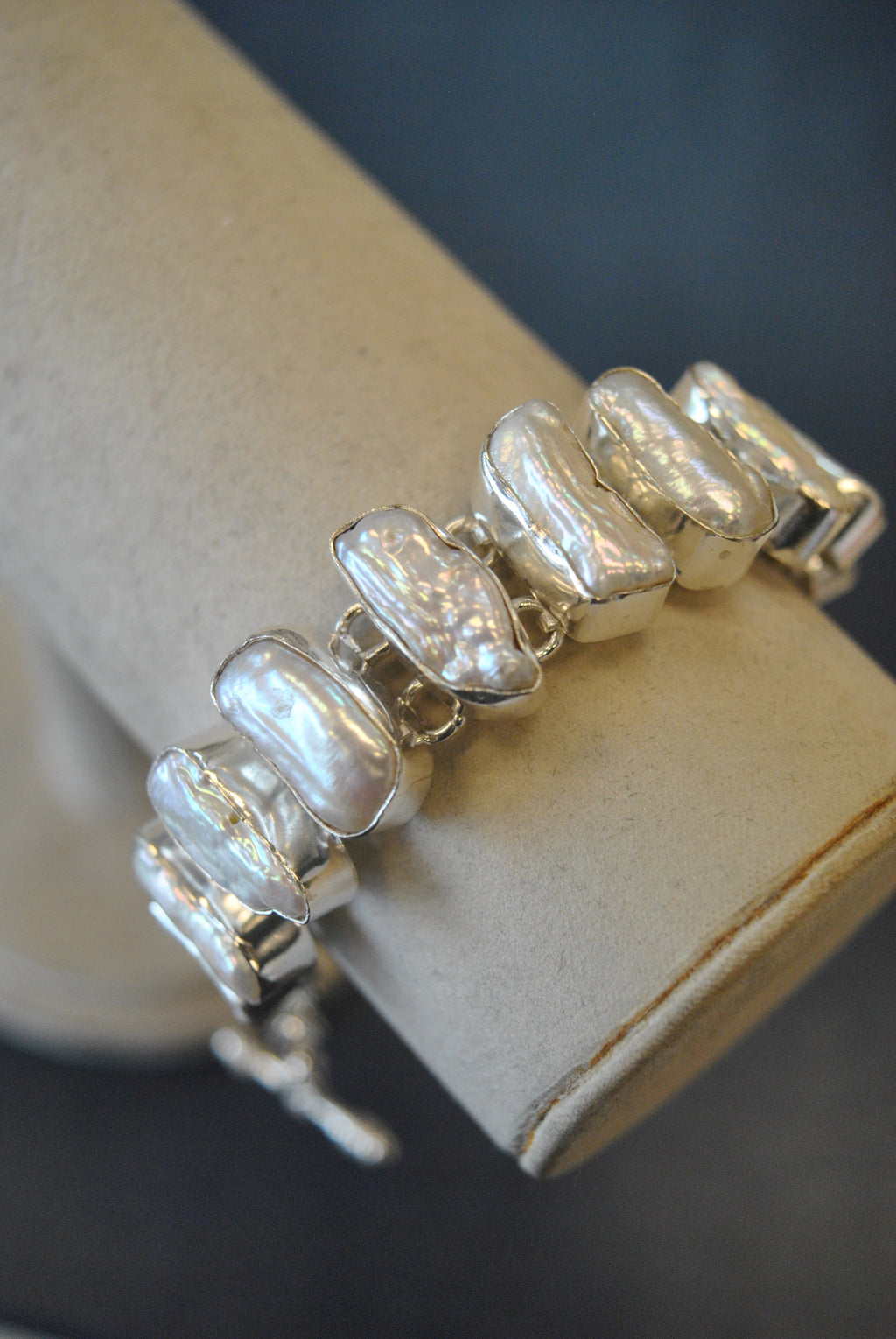 SILVER COLLECTION - MOTHER OF PEARLS STATEMENT BRACELET