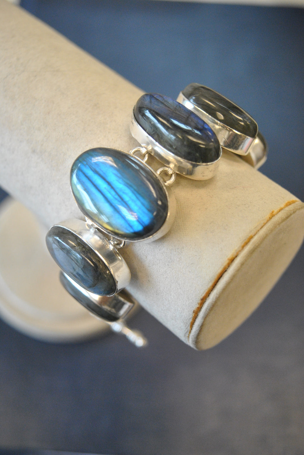 SILVER COLLECTION - LABRADORITE STATEMENT BRACELET