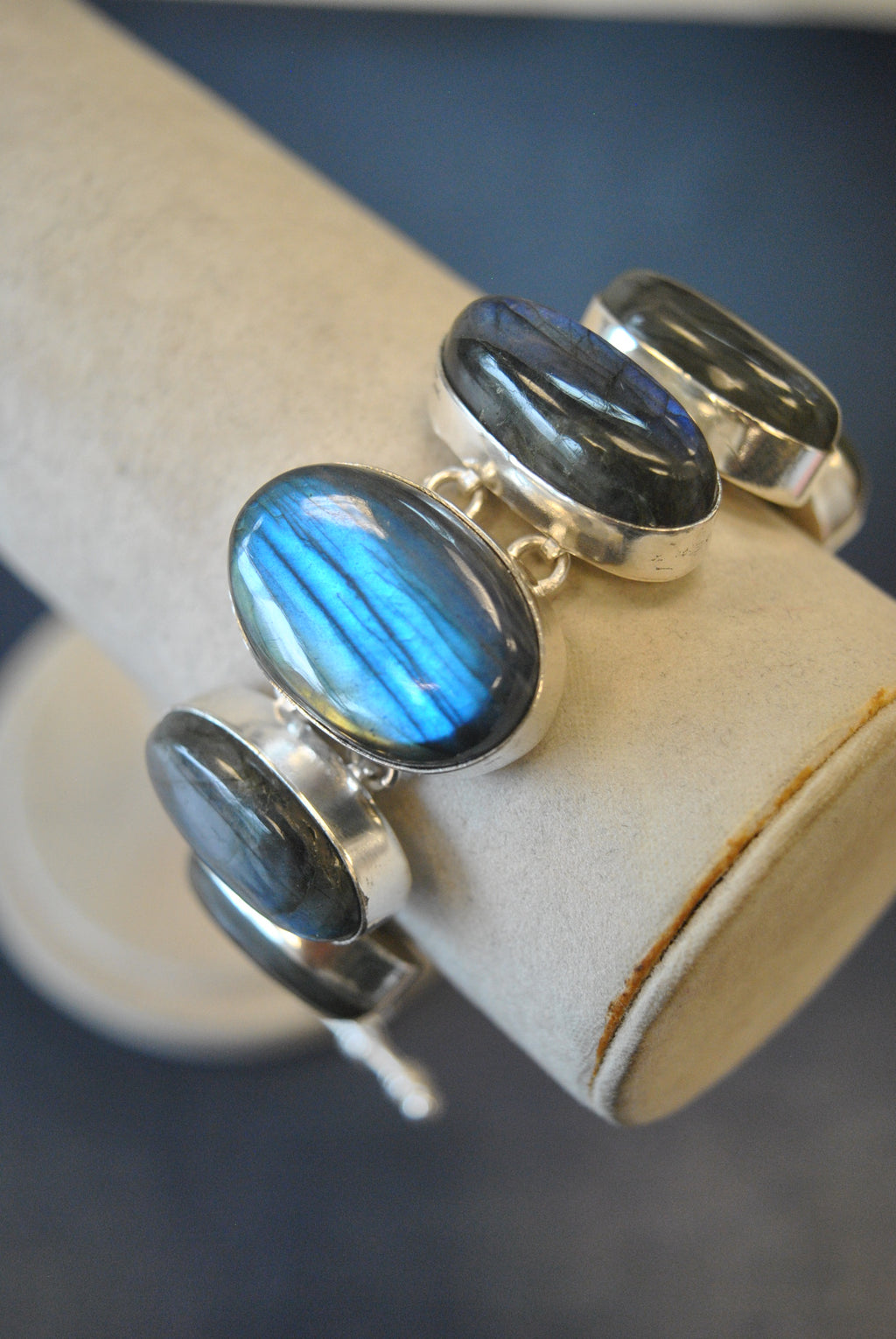 SILVER COLLECTION - LABRADORITE STATEMENT BRACELET
