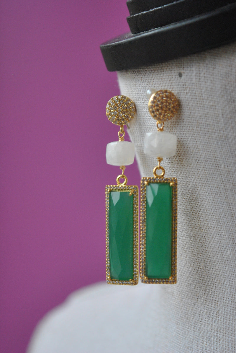 GREEN ONYX MOONSTONES AND RHINESTONES ON GOLD ELEGANT EARRINGS