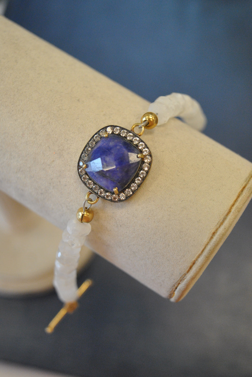 WHITE MOONSTONE AND SAPPHIRE CORONDUM BRACELET
