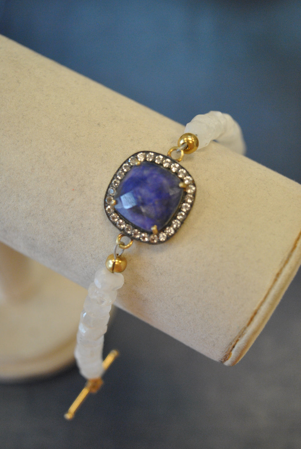 WHITE MOONSTONE AND SAPPHIRE CORONDUM BRACELET