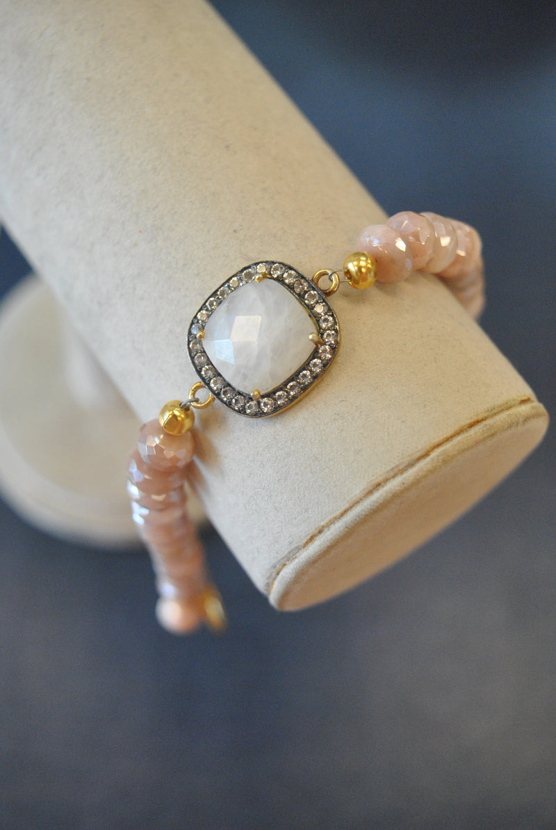 PEACH AND WHITE MOONSTONES BRACELET ON GOLD