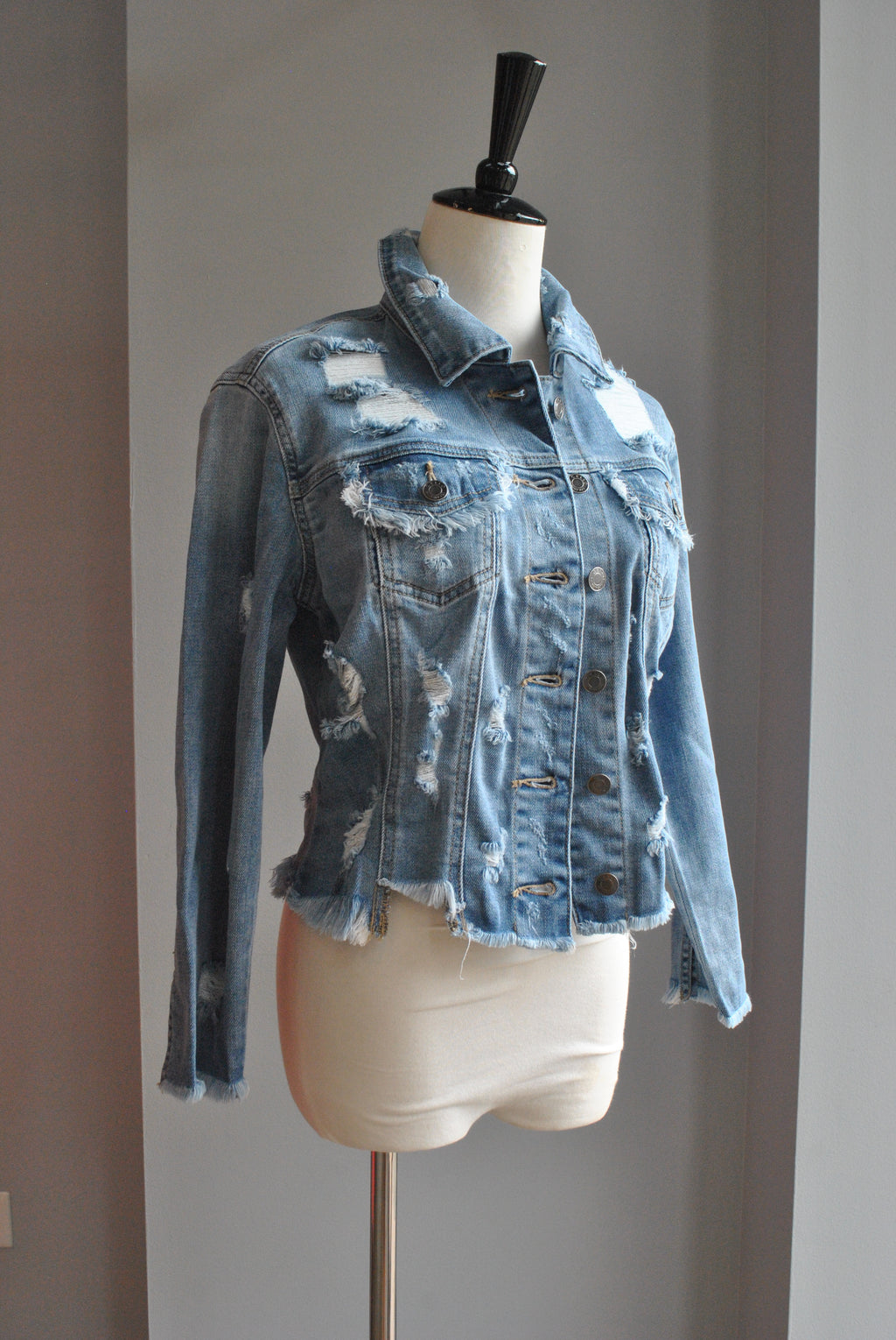 DESTRESSED JEAN JACKET