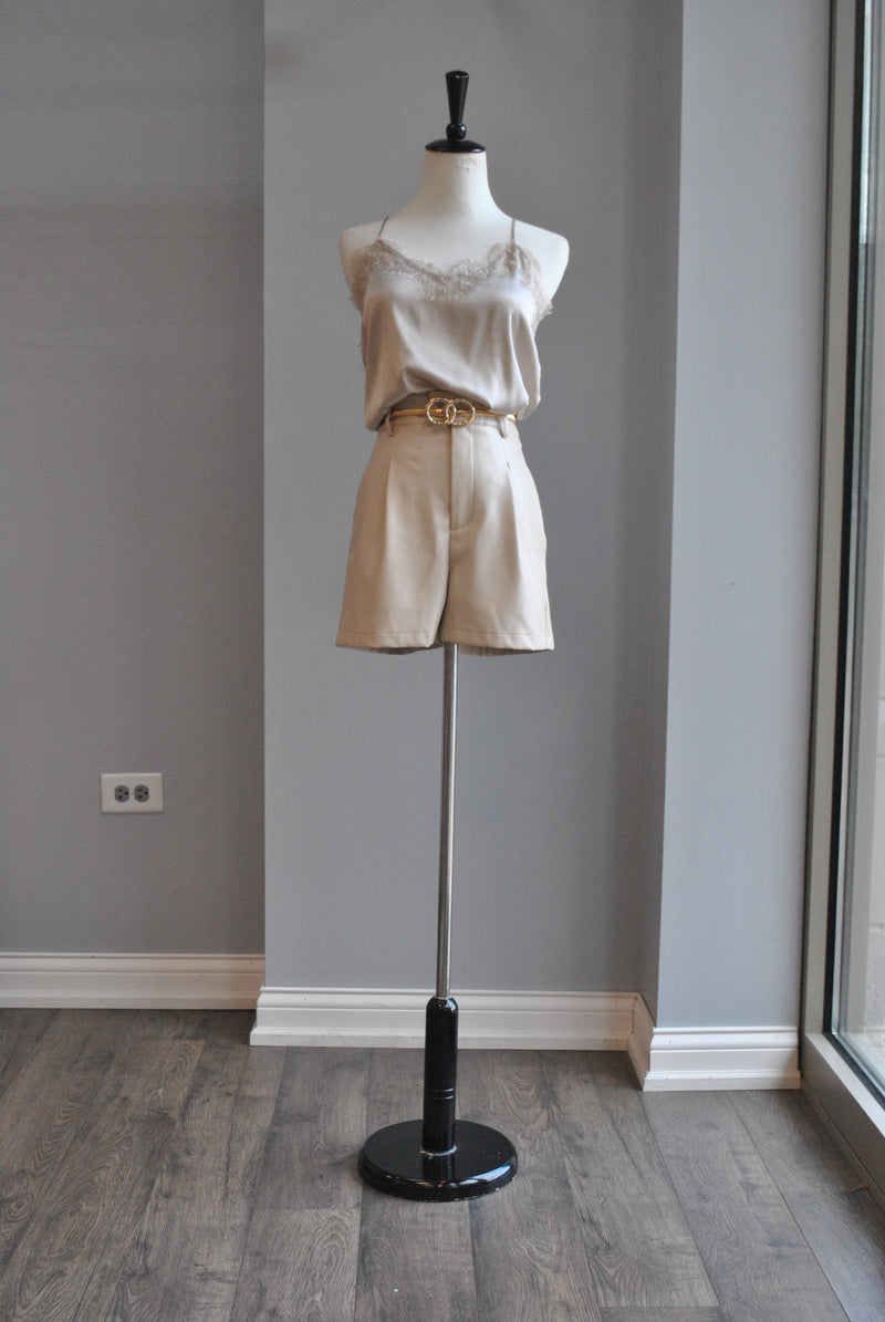 LIGHT CREAM FAUX LEATHER SHORTS WITH SIDE POCKETS