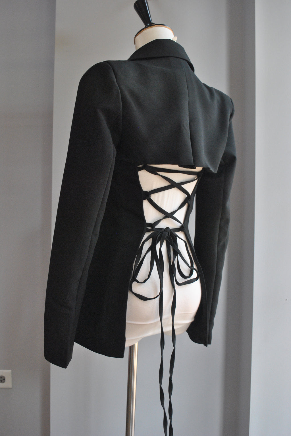 BLACK SIMPLE BLAZER WITH OPEN TIE BACK