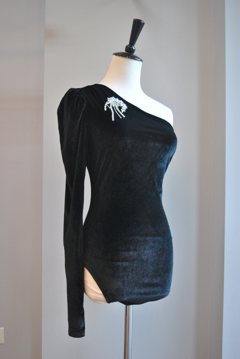 BLACK VELVET ASYMMETRIC BOSYSUIT WITH CRYSTAL DETACHABLE PIN