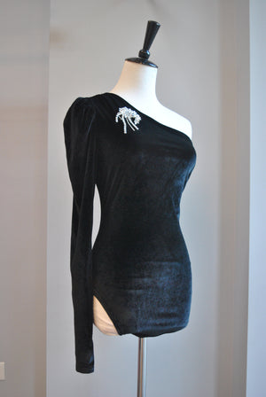 BLACK VELVET ASYMMETRIC BOSYSUIT WITH CRYSTAL DETACHABLE PIN