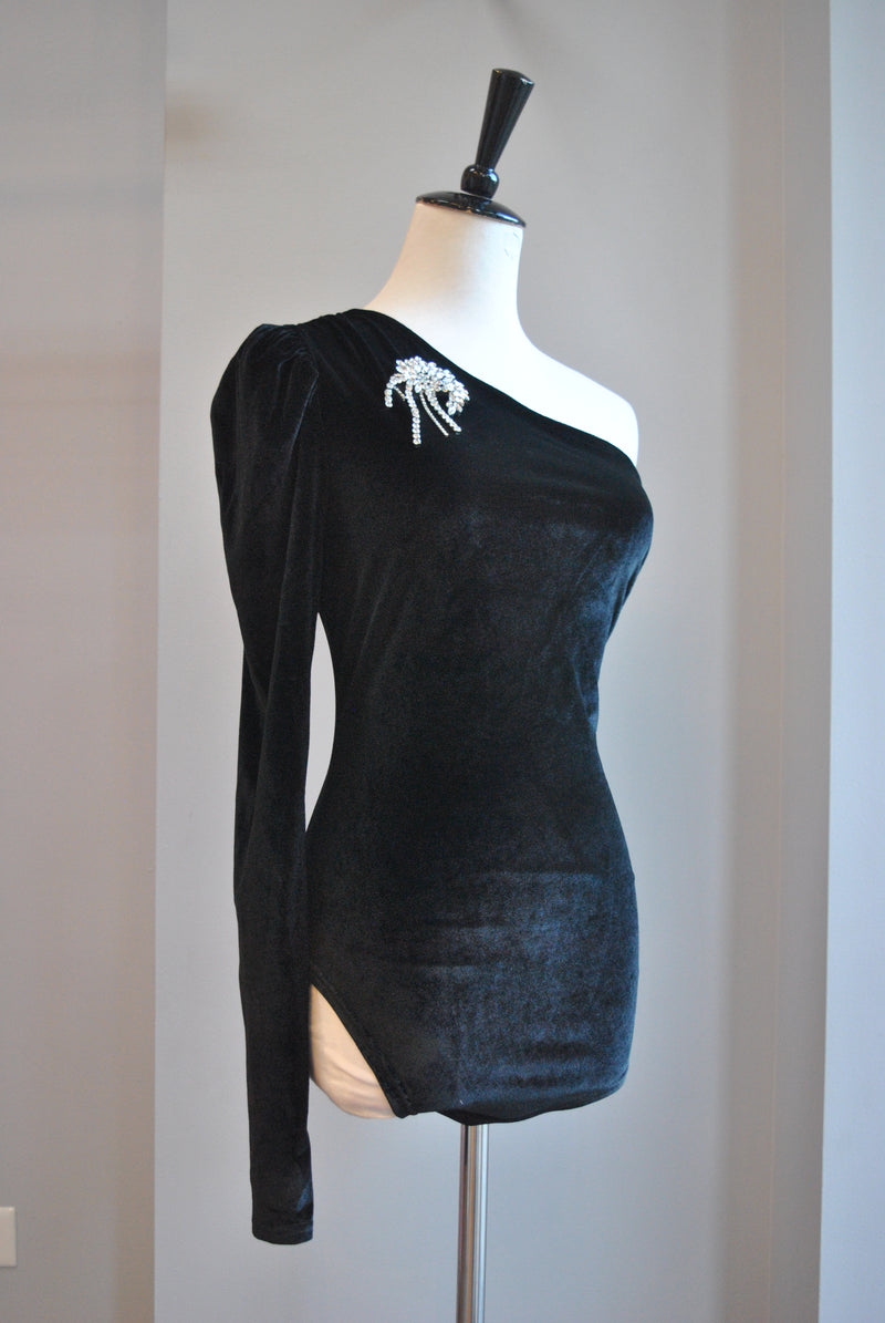 BLACK VELVET ASYMMETRIC BOSYSUIT WITH CRYSTAL DETACHABLE PIN