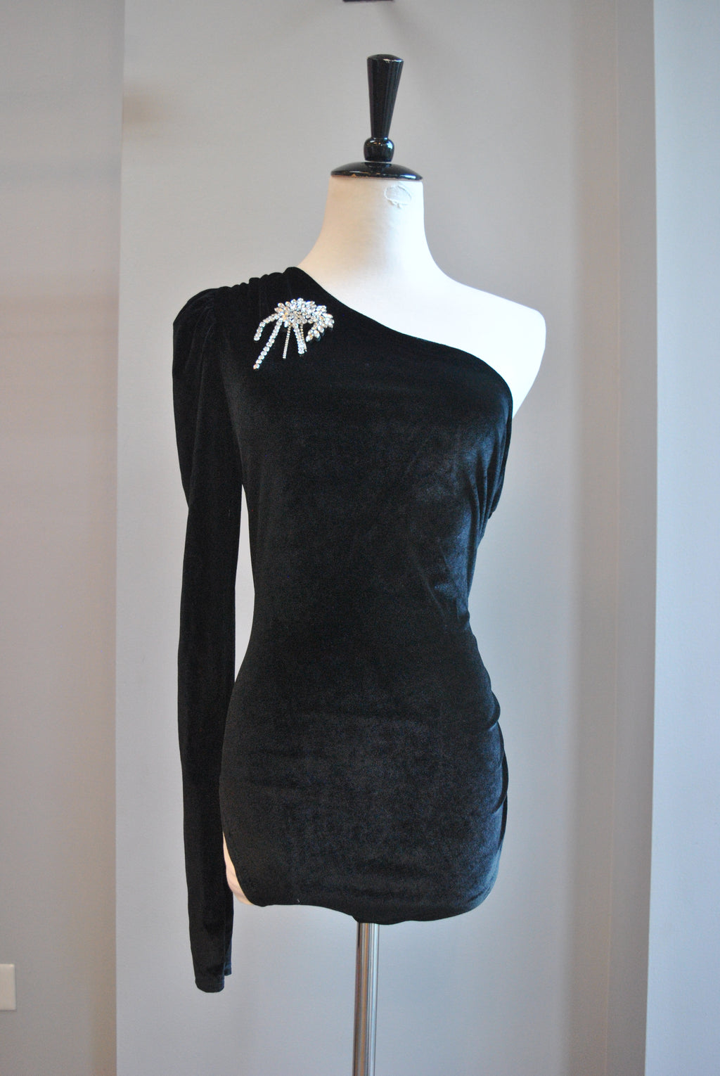 BLACK VELVET ASYMMETRIC BOSYSUIT WITH CRYSTAL DETACHABLE PIN