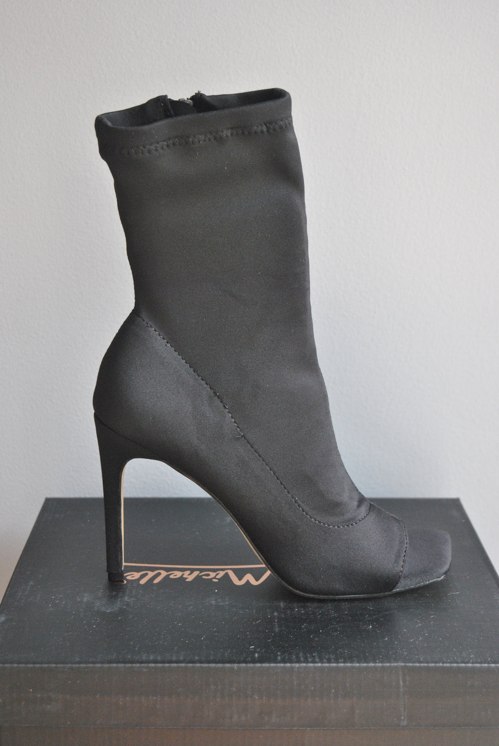BLACK ELASTIC MATERIAL FIT BOOTIES