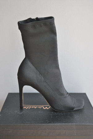 BLACK ELASTIC MATERIAL FIT BOOTIES