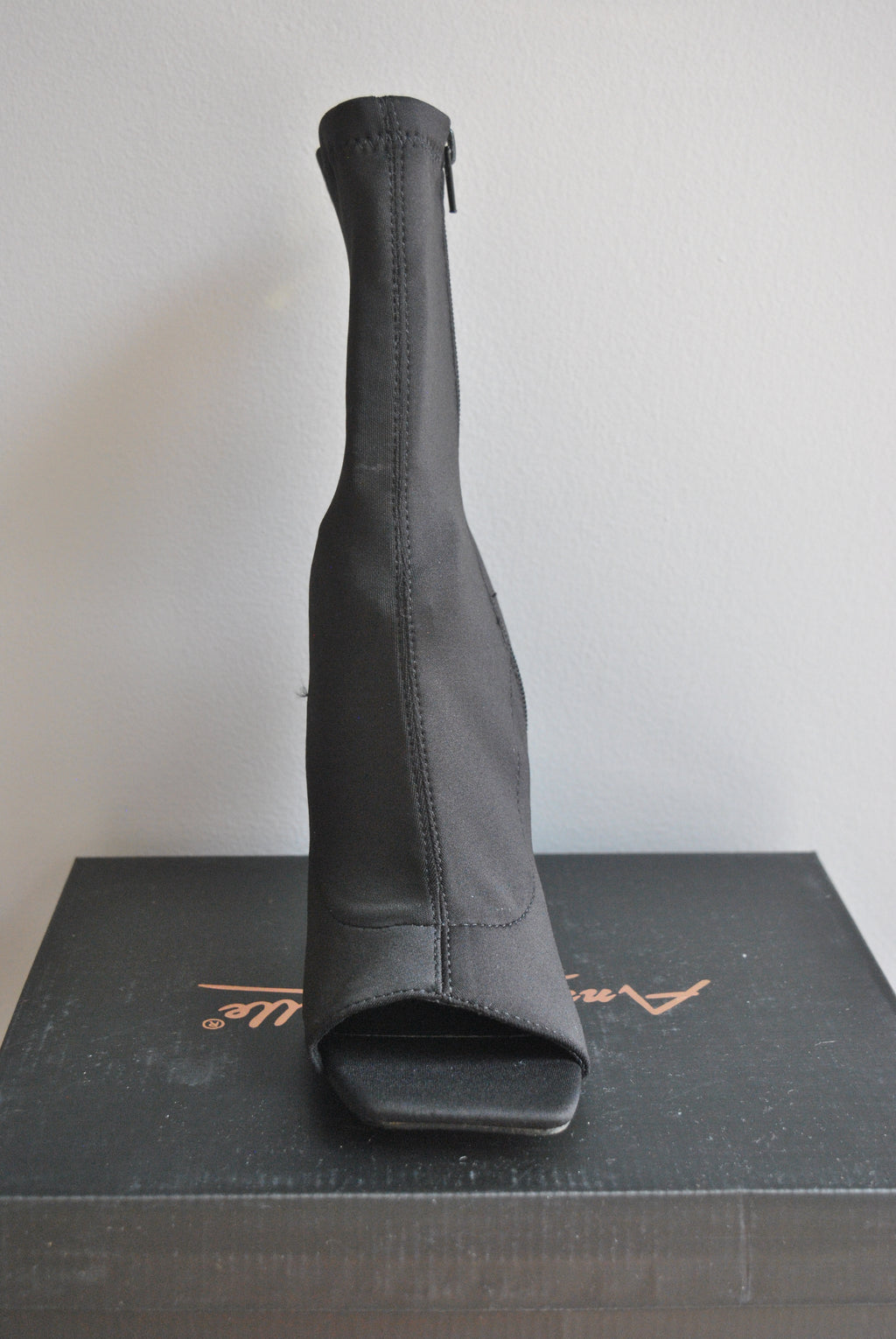 BLACK ELASTIC MATERIAL FIT BOOTIES