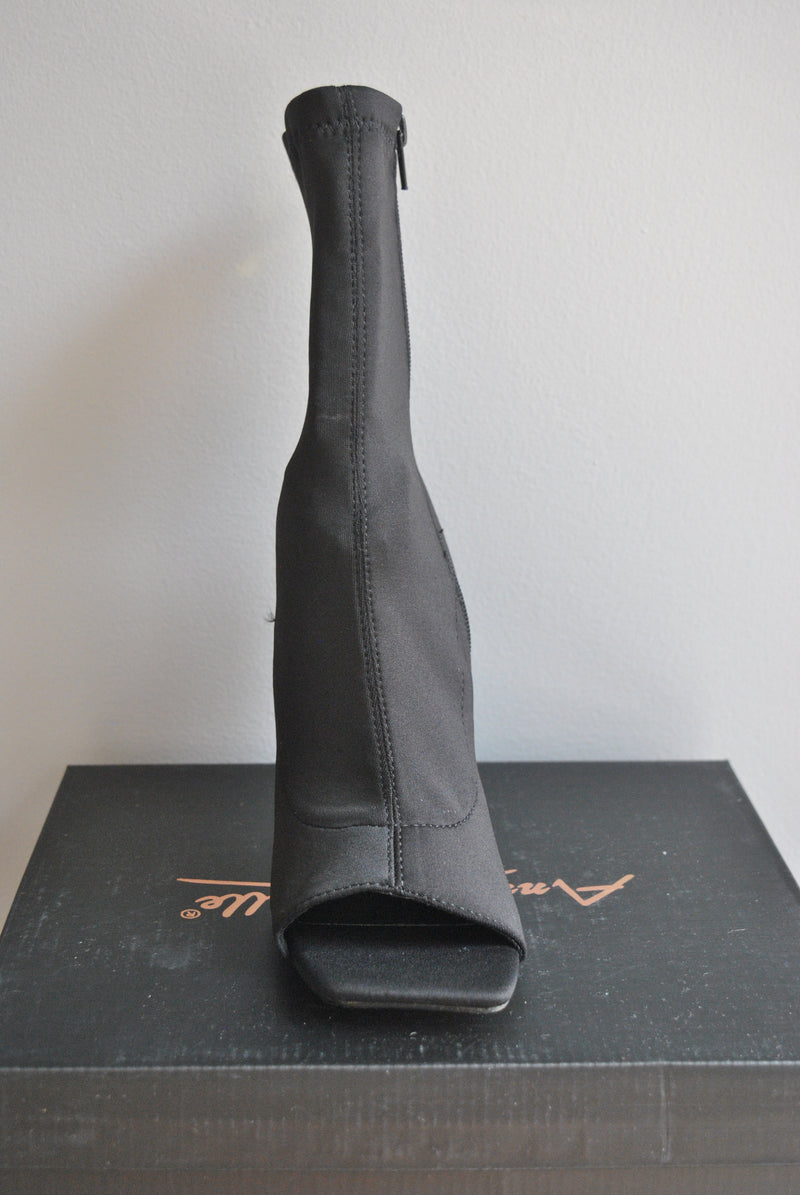 BLACK ELASTIC MATERIAL FIT BOOTIES